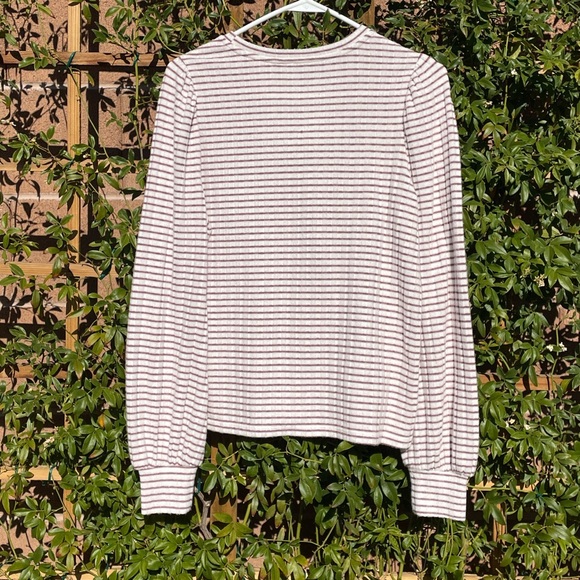 So Puffed Sleeved Shirt💕 - Picture 2 of 3